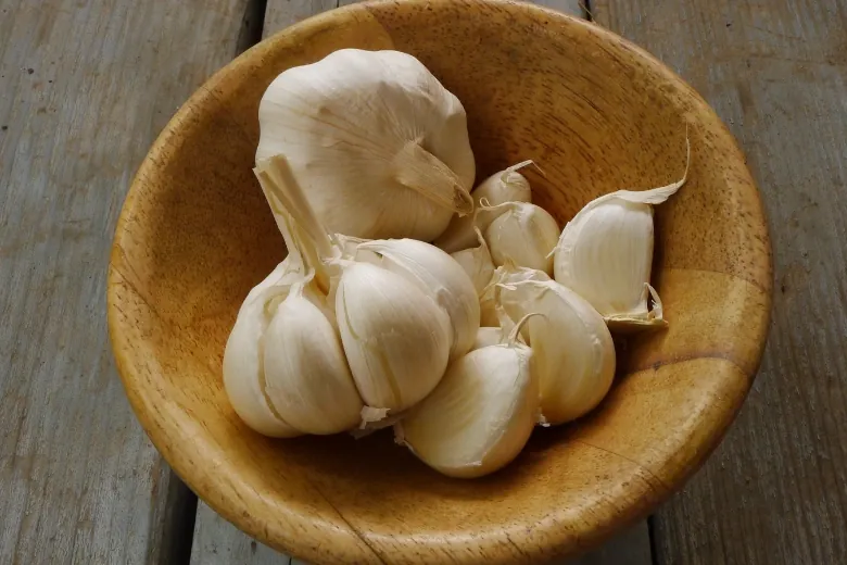 garlics in bowl